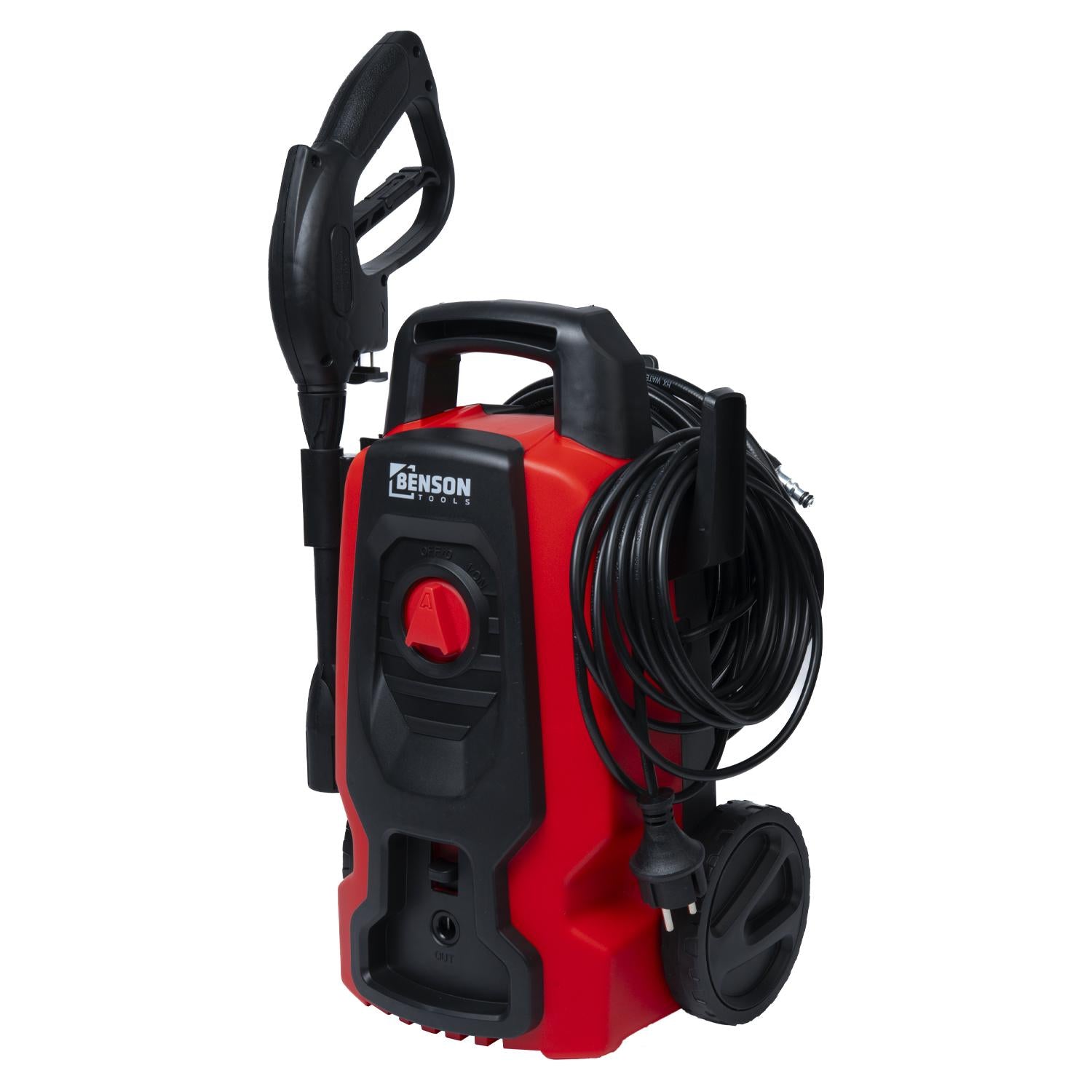 Ein rot-schwarzer Hochdruckreiniger mit Griff, zwei großen Rädern, seitlich aufgewickeltem Kabel und montierter Sprühlanze steht schräg seitlich ausgerichtet.
