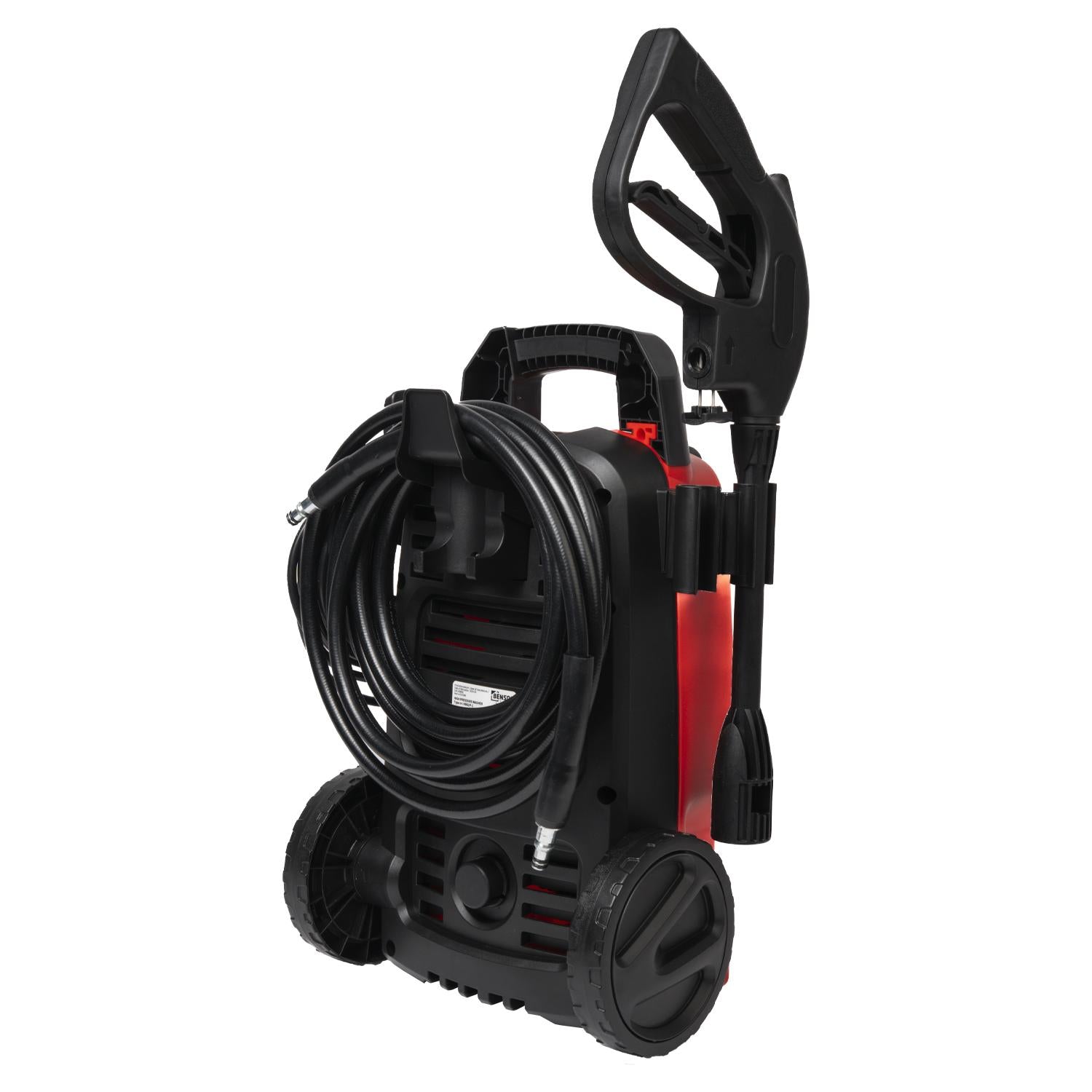 Rückansicht eines rot-schwarzen Hochdruckreinigers mit zwei Rädern, Griff, aufgewickeltem Schlauch und seitlich befestigter Sprühlanze.