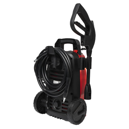 Rückansicht eines rot-schwarzen Hochdruckreinigers mit zwei Rädern, Griff, aufgewickeltem Schlauch und seitlich befestigter Sprühlanze.