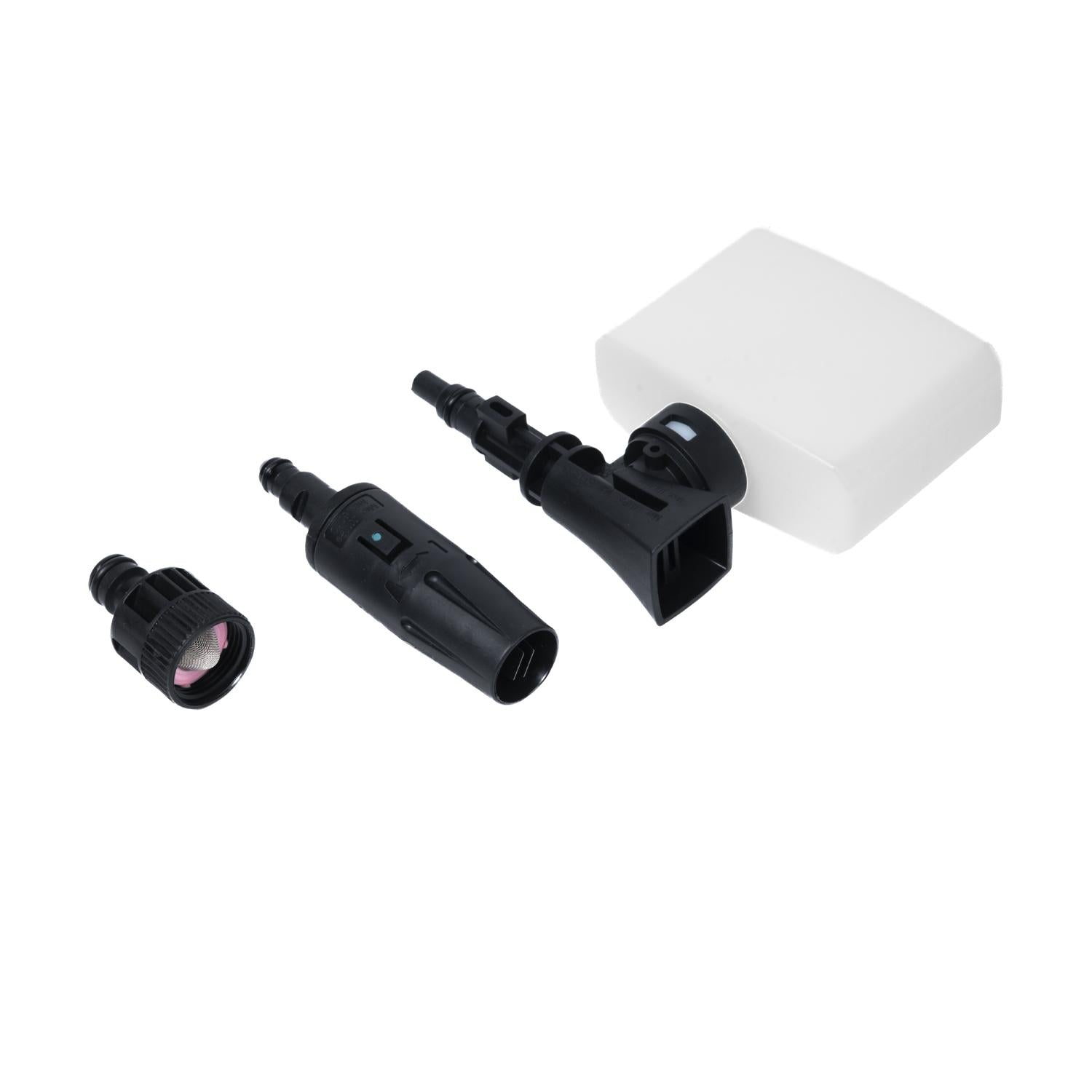 Vier schwarze Zubehörteile für einen Hochdruckreiniger liegen nebeneinander, bestehend aus zwei Düsenaufsätzen, einem Adapter und einem weißen Behälter.