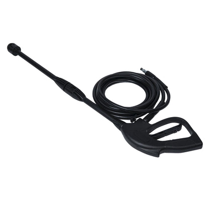 Eine schwarze Sprühlanze mit Griff und langem, aufgewickeltem Hochdruckschlauch liegt vollständig ausgebreitet auf hellem Hintergrund.