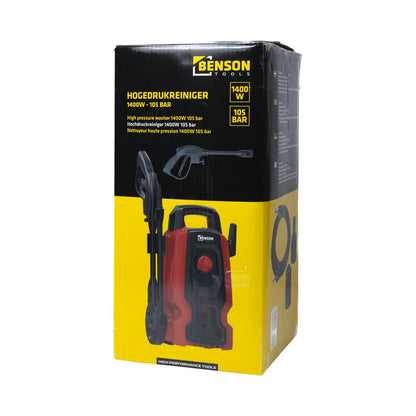 Verpackung eines Hochdruckreinigers in Schwarz und Gelb mit Abbildung des Geräts, der Sprühlanze und technischen Angaben auf der Vorderseite.