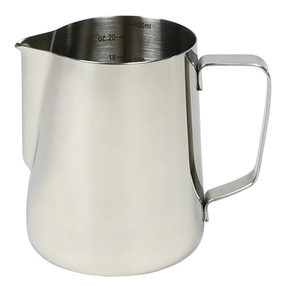Edelstahl-Milchkännchen mit Griff und Ausgusstülle, Innenmarkierung bis 600 Milliliter gut sichtbar.