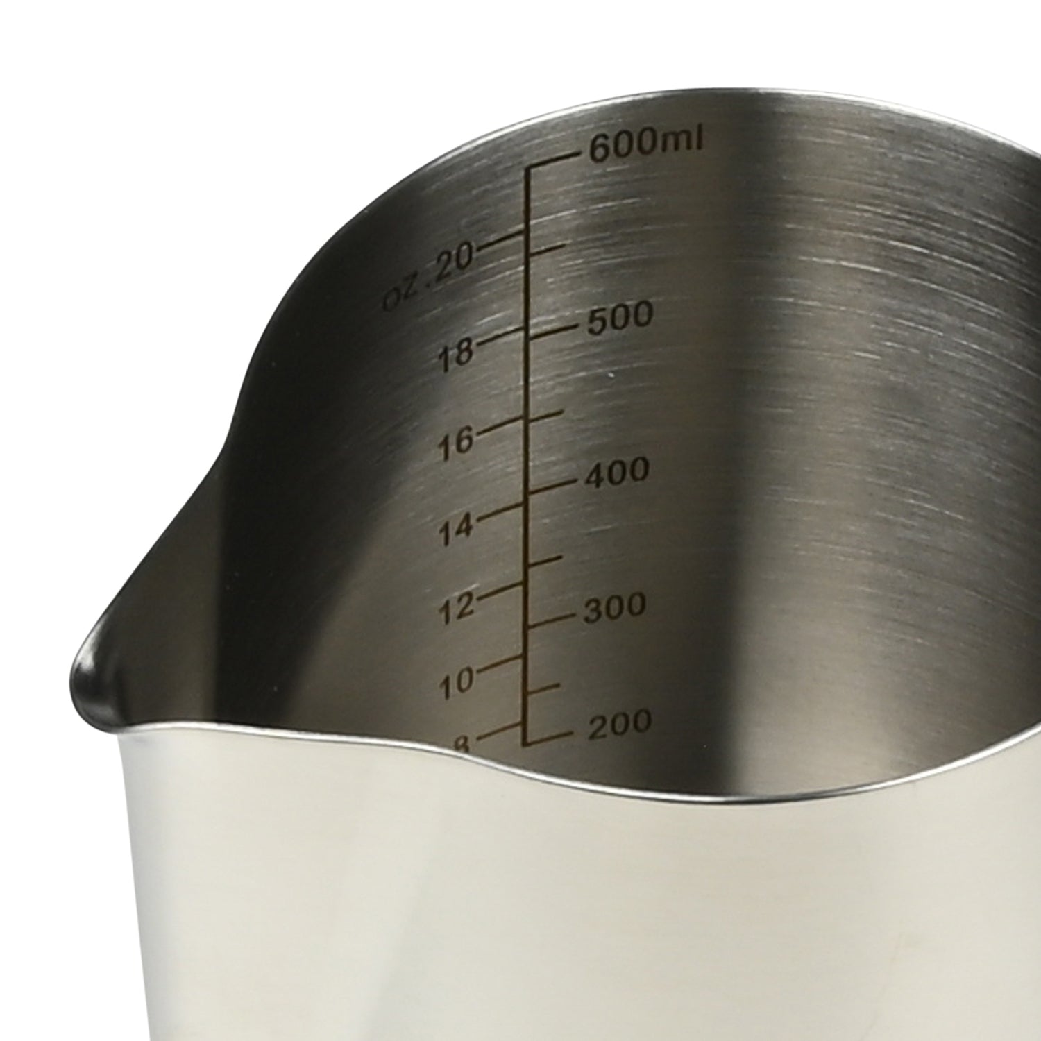 Nahaufnahme der Innenwand eines Edelstahl-Milchkännchens mit Füllstandsanzeige in Milliliter und Unzen bis 600 Milliliter.