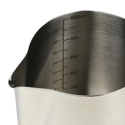 Nahaufnahme der Innenwand eines Edelstahl-Milchkännchens mit Füllstandsanzeige in Milliliter und Unzen bis 600 Milliliter.