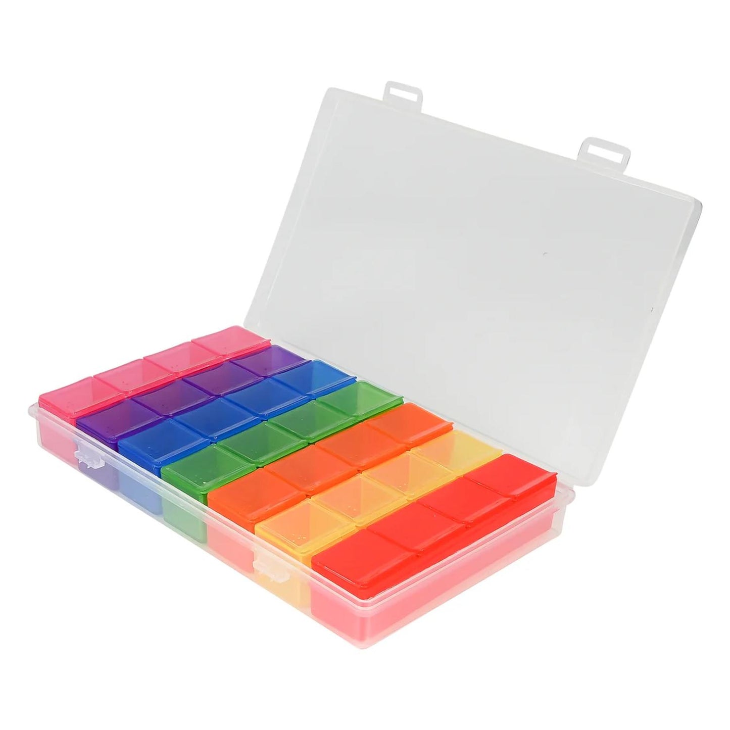Transparente Kunststoff-Pillenbox mit aufgeklapptem Deckel, gefüllt mit farbigen Tagesfächern in Rot, Lila, Blau, Grün, Orange, Pink und Gelb, übersichtlich angeordnet vor weißem Hintergrund.