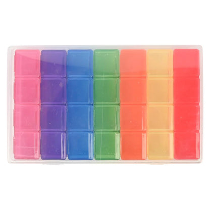Geschlossene, transparente Wochen-Pillenbox mit rechteckiger Form, gefüllt mit farbigen Tagesfächern in Pink, Lila, Blau, Grün, Orange, Gelb und Rot, gleichmäßig in Reihen angeordnet vor weißem Hintergrund.