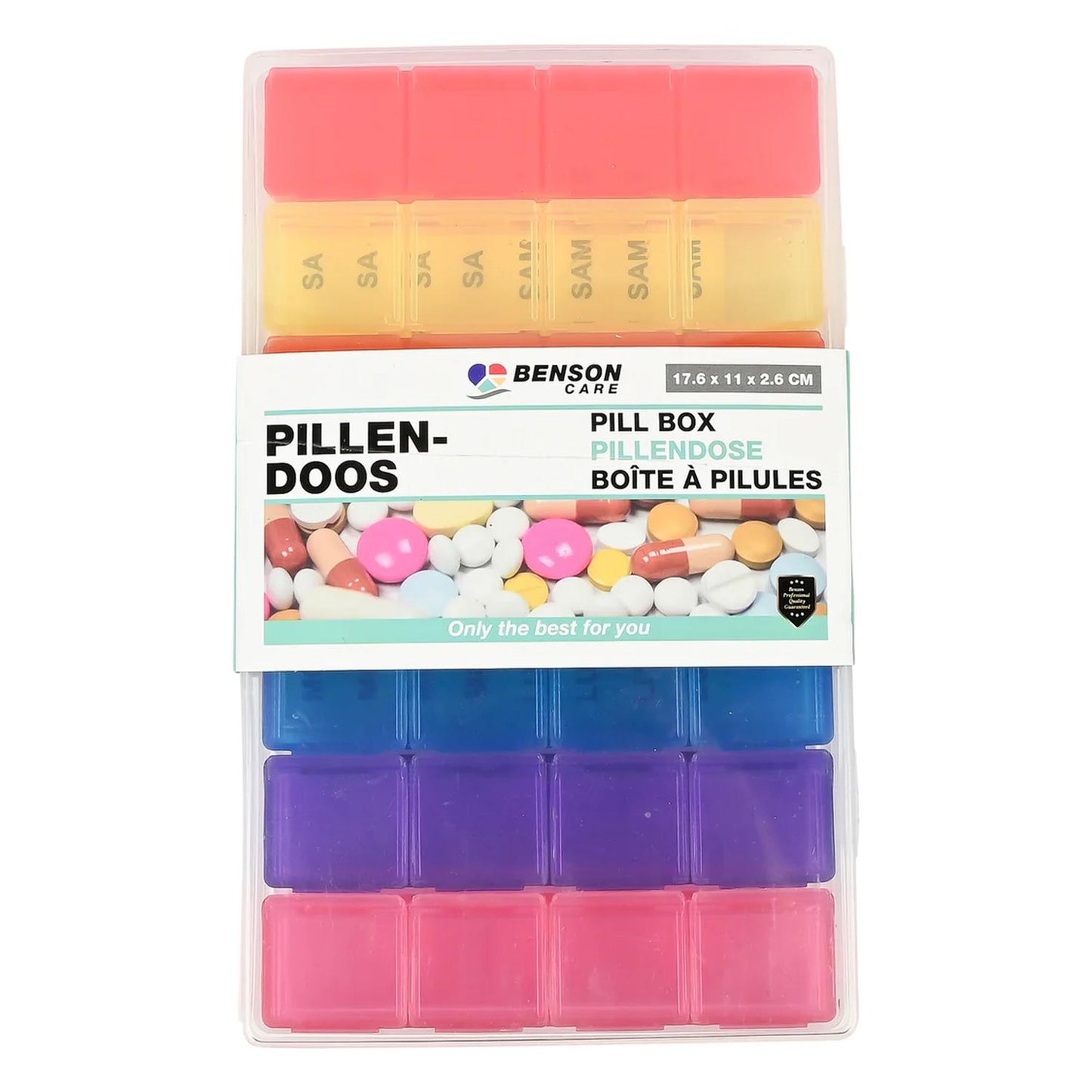 Vorderseite einer verpackten Pillenbox mit transparenter Kunststoffbox und farbigen Fächern, umschlossen von einer Papierbanderole mit Produktbezeichnung, Maßangabe und Abbildung von