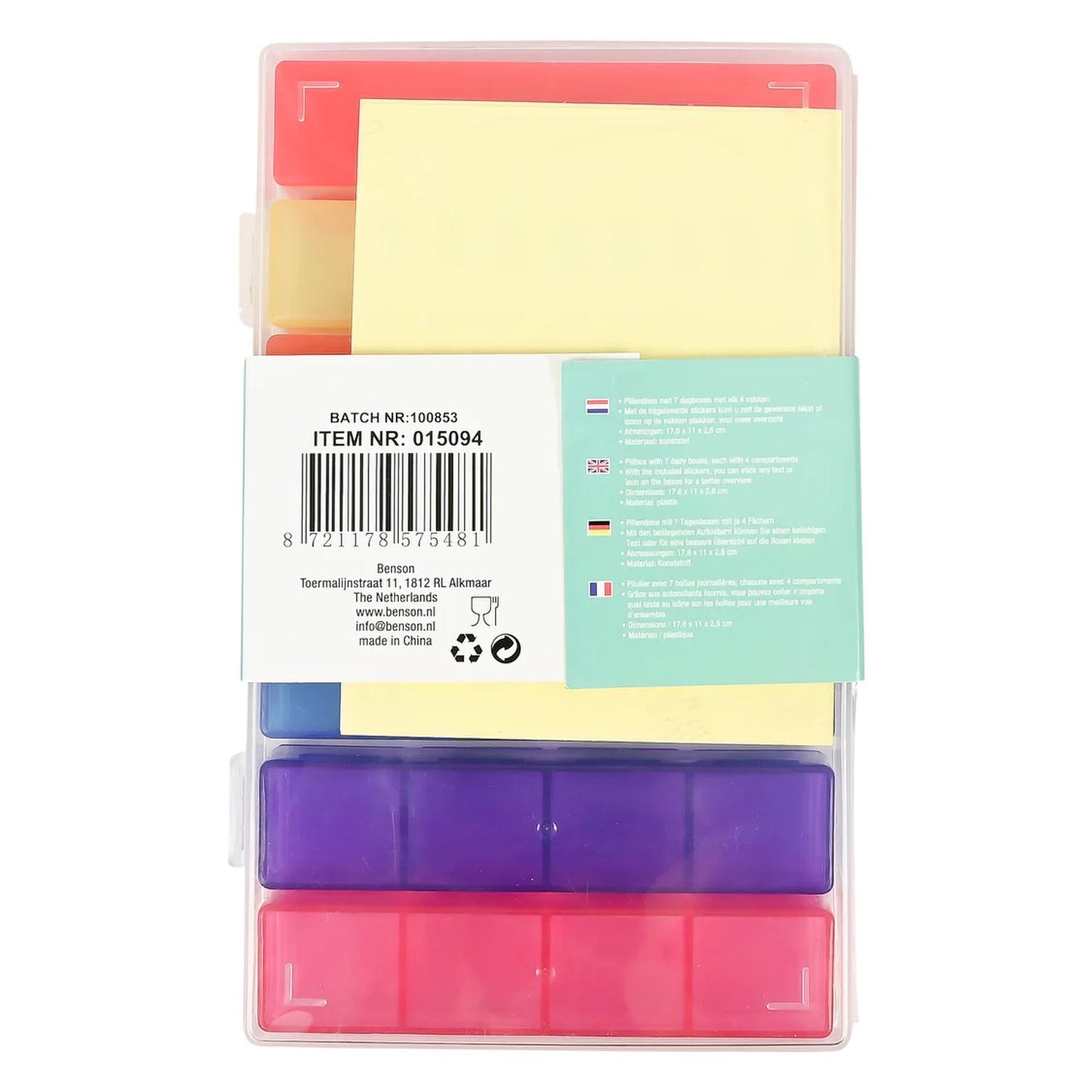 Rückseite der verpackten Pillenbox mit sichtbaren farbigen Fächern, eingelegten Aufkleberbögen, Barcode, Artikelnummer, Recycling-Symbolen und mehrsprachigen Produktinformationen auf