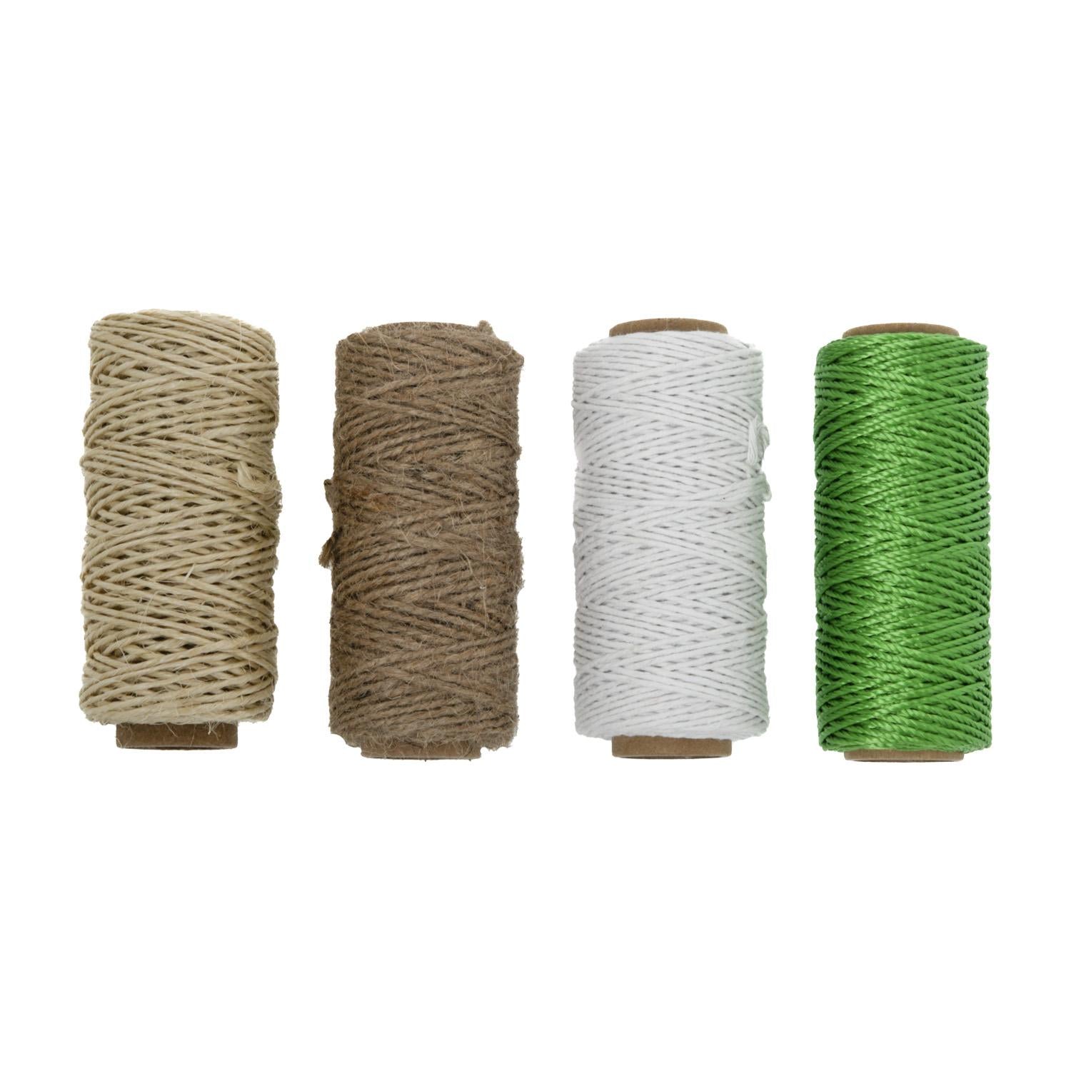 Vier Garnrollen aus Karton mit aufgewickelter Schnur in Beige, Braun, Weiß und Grün, nebeneinander stehend in gerader Reihe vor weißem Hintergrund.