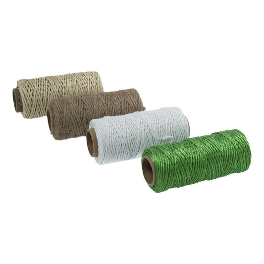 Vier Garnrollen aus Karton mit aufgewickelter Schnur in Naturbeige, Braun, Weiß und Grün, leicht versetzt diagonal auf weißem Hintergrund angeordnet.