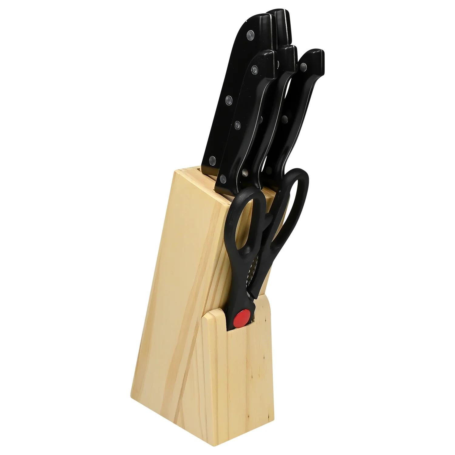 Schräg aufgestellter Messerblock aus hellem Holz mit fünf schwarzen Messern und einer Küchenschere in der vorderen Halterung.