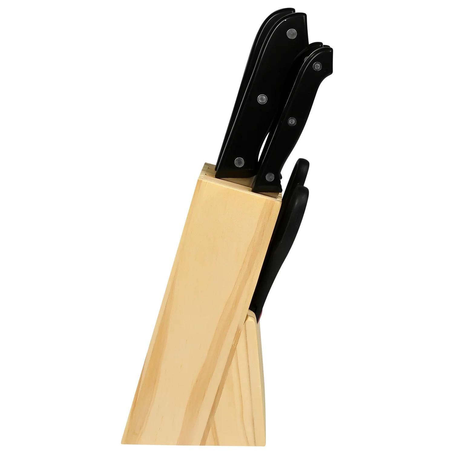 Messerblock aus hellem Holz, seitlich aufgenommen, mit eingesetzten Messern und einer Küchenschere mit schwarzem Griff.