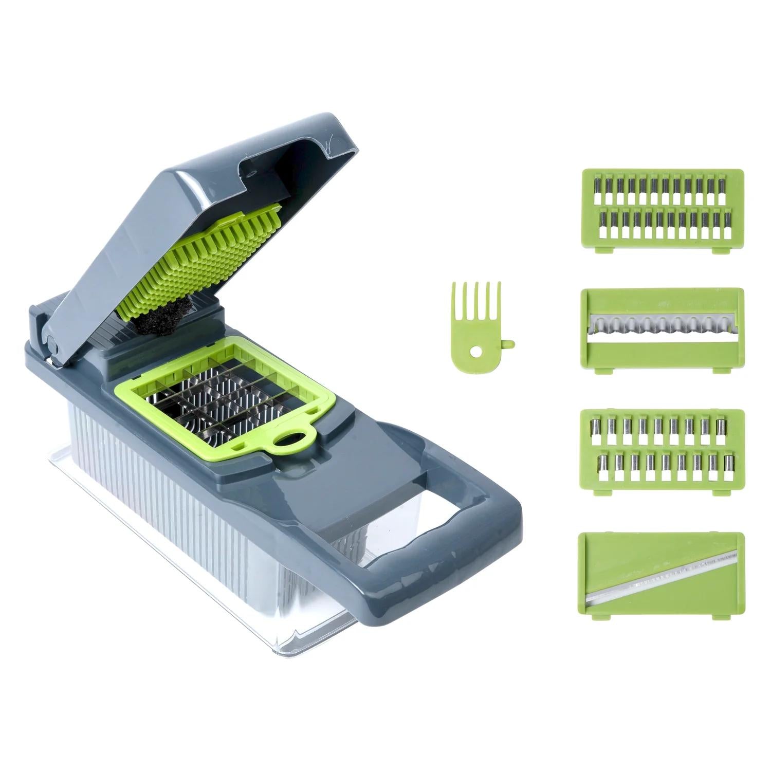 Mehrteiliger Gemüseschneider mit geöffnetem Deckel und eingesetztem Würfeleinsatz, daneben vier grüne Aufsätze und ein Reinigungswerkzeug.