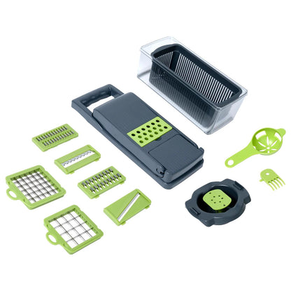 Zerlegter Gemüseschneider mit allen Einzelteilen, darunter verschiedene Schneideeinsätze, Einsatzkorb, Reibe, Deckel und transparente Auffangschale.