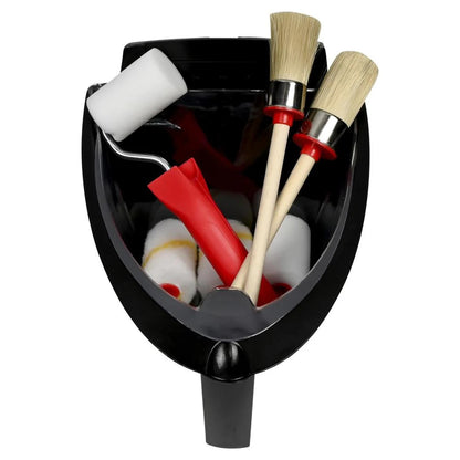 Schwarze Farbschale mit Griff, gefüllt mit zwei Rundpinseln, einem Farbroller und mehreren Ersatzwalzen, von oben aufgenommen.