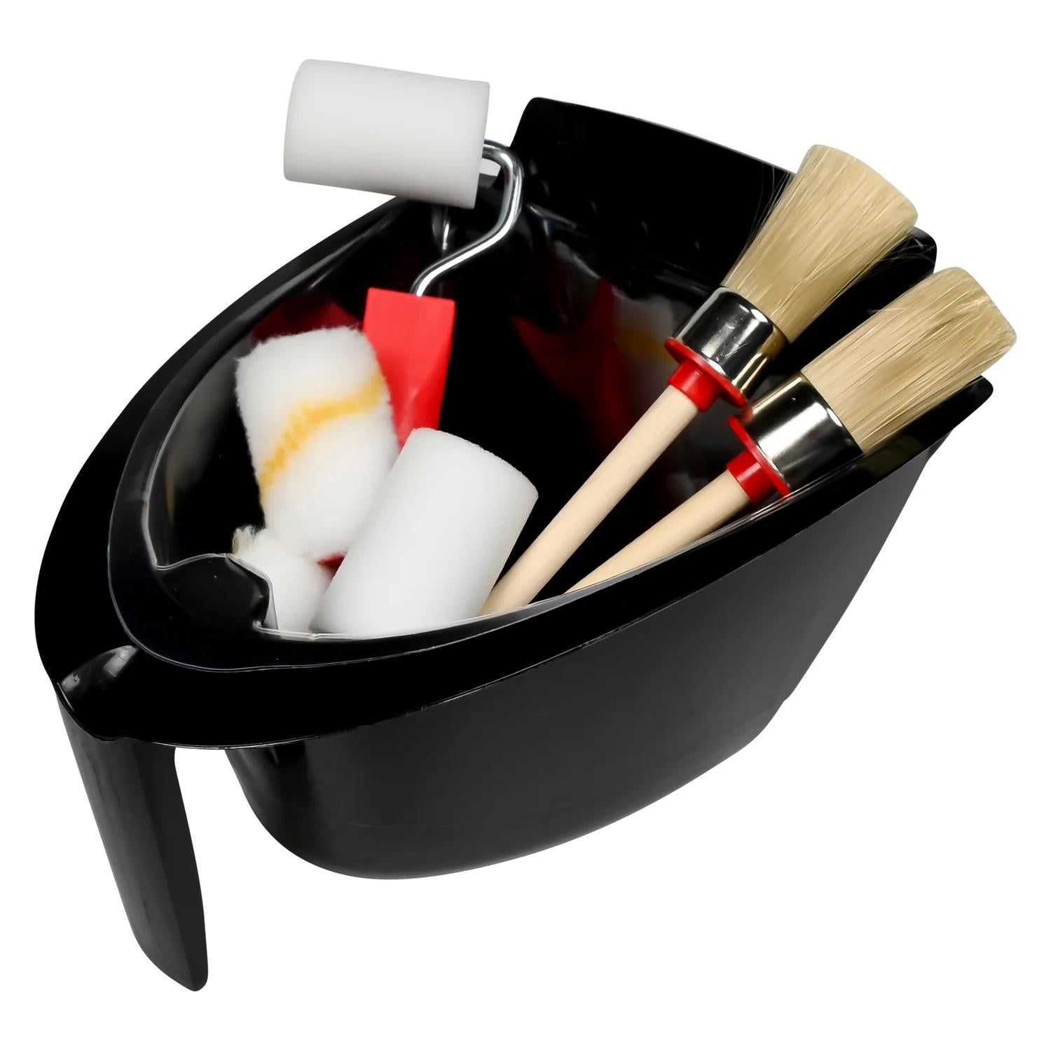 Schwarze Farbschale mit Griff, gefüllt mit Farbroller, zwei Pinseln und drei Ersatzwalzen, von oben fotografiert.