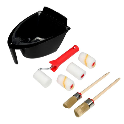 Malerset mit schwarzer Farbschale, rotem Farbrollergriff, drei weißen Ersatzrollen und zwei Rundpinseln mit Holzstiel, nebeneinander angeordnet.