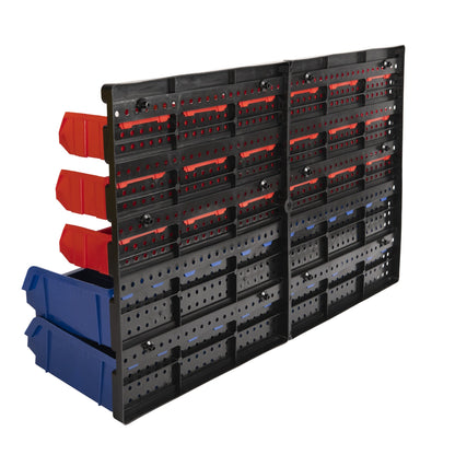 Rückansicht der schwarzen Wandhalterung mit montierten roten und blauen Aufbewahrungsboxen, sichtbare Befestigungspunkte und Halterungen.