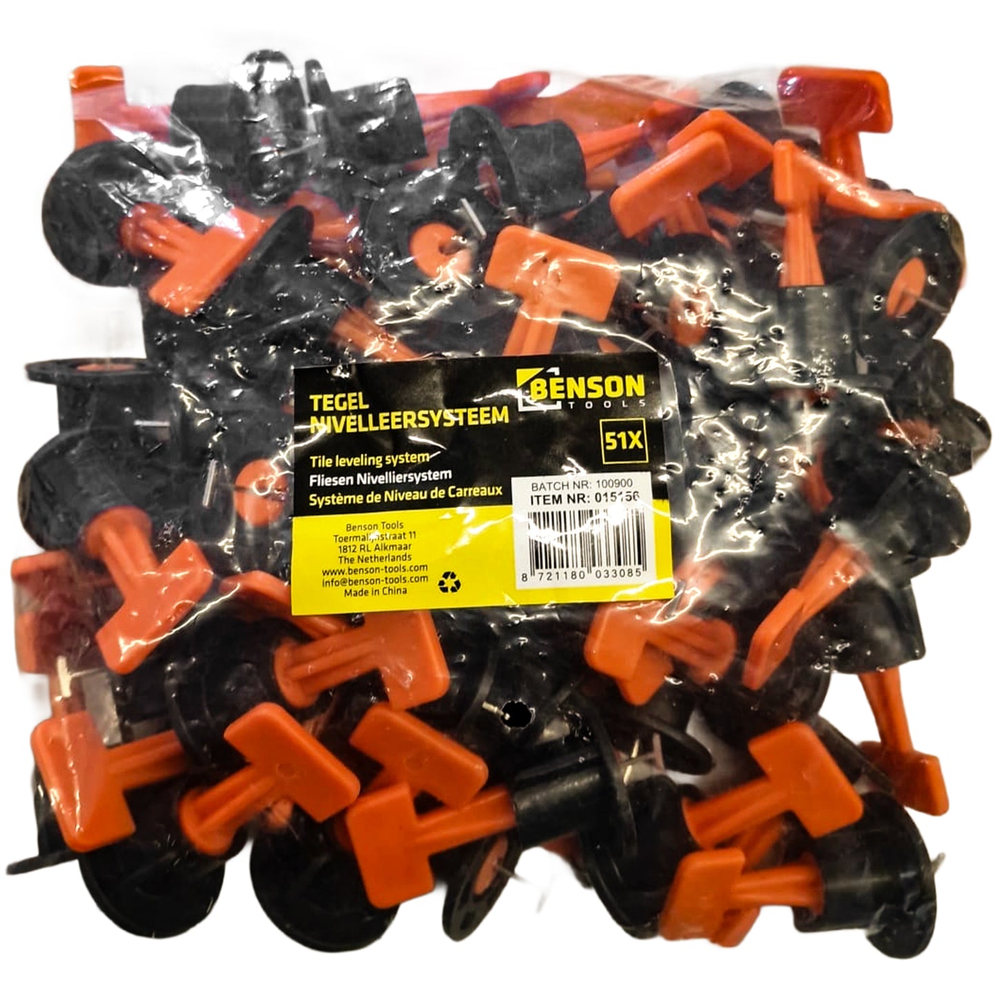 Beutel mit 51-teiligem Fliesen-Nivelliersystem von Benson Tools, gefüllt mit schwarzen und orangefarbenen Kunststoffelementen, Etikett mit Produktinformationen auf der Vorderseite.