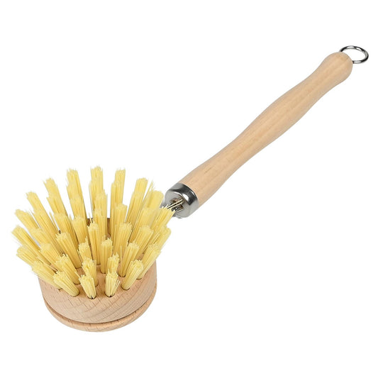 Runde Spülbürste mit hellem Holzgriff, gelben Borsten und metallischer Verbindung zwischen Griff und Bürstenkopf, schräg auf weißem Hintergrund liegend.