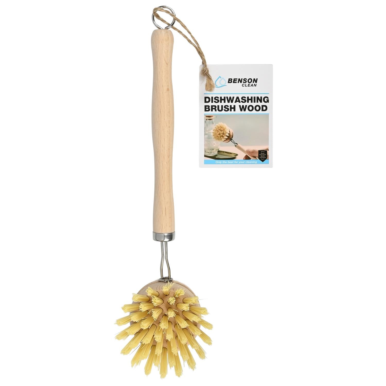 Spülbürste mit hellem Holzgriff und rundem Holzbürstenkopf mit gelben Borsten, mit angebrachtem Produktanhänger aus Karton und Schnur, senkrecht vor weißem Hintergrund.