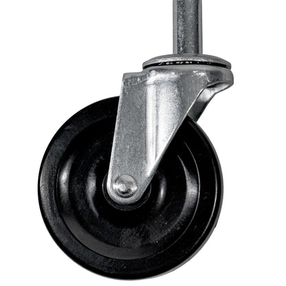 Detailansicht des schwarzen Kunststoffrads mit silberner Metallhalterung.