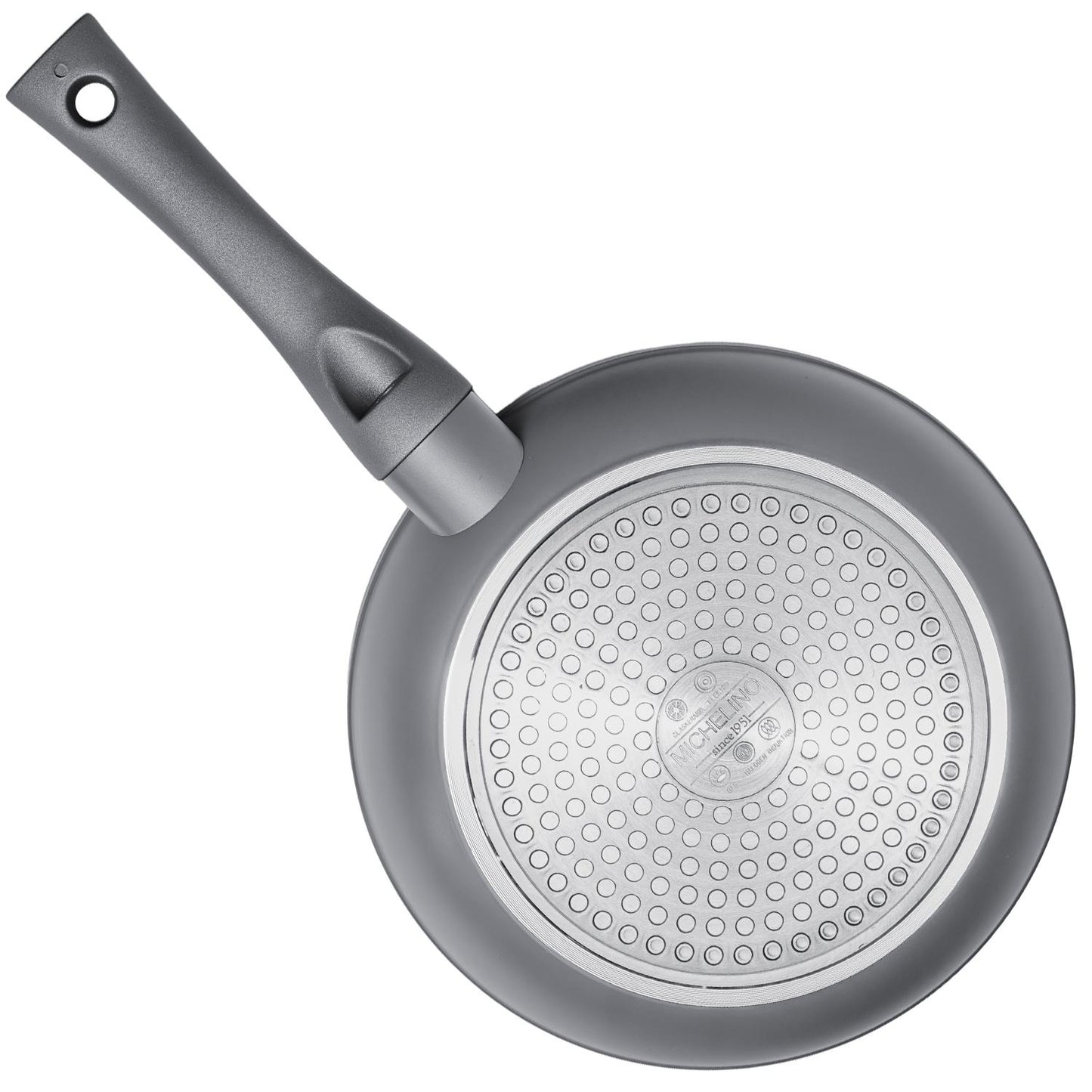 Unterseite einer grauen Bratpfanne mit rundem, metallischem Induktionsboden mit Punktstruktur, mittigem Herstelleraufdruck „MICHELINO“, umlaufendem dunklem Rand und angesetztem grauem Griff mit Aufhängeöffnung, vor weißem Hintergrund.
