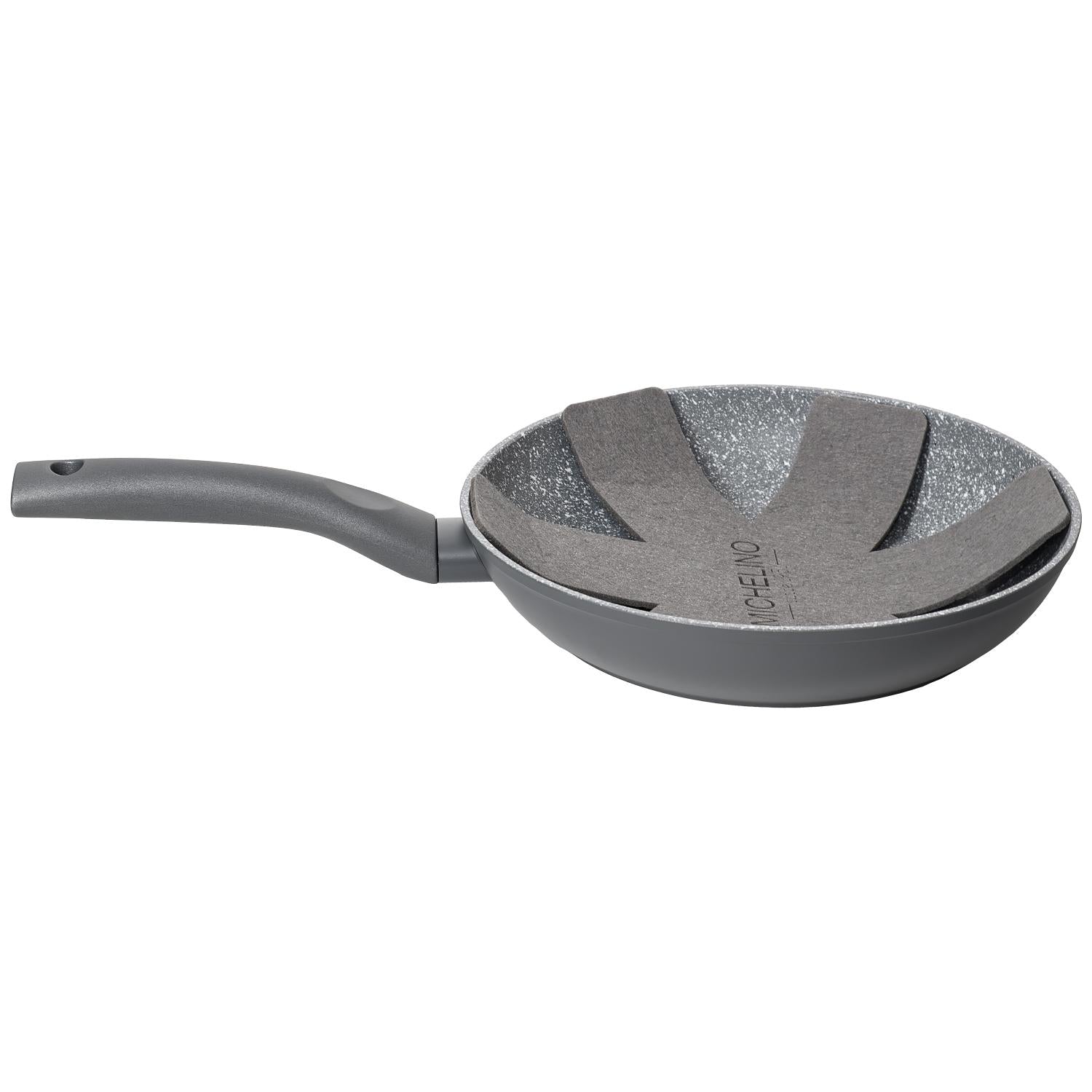 Schräge Seitenansicht einer grauen Bratpfanne mit gesprenkelter Innenfläche, eingelegter sternförmiger Filzeinlage und ergonomischem grauem Griff, freigestellt vor weißem Hintergrund.