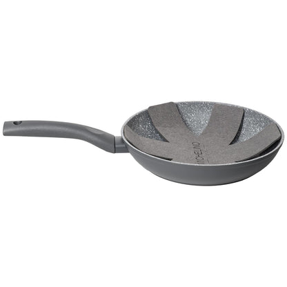 Schräge Seitenansicht einer grauen Bratpfanne mit gesprenkelter Innenfläche, eingelegter sternförmiger Filzeinlage und ergonomischem grauem Griff, freigestellt vor weißem Hintergrund.