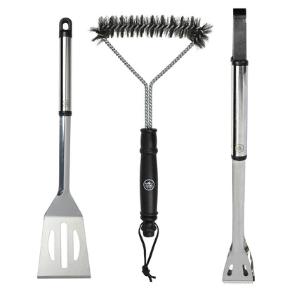 Drei Grillwerkzeuge nebeneinander: links ein Wender mit Schlitz, in der Mitte eine Reinigungsbürste mit schwarzem Griff und rechts eine Grillzange mit gezacktem Greifer. Alle Griffe sind aus Edelstahl mit schwarzer Kunststoffauflage.