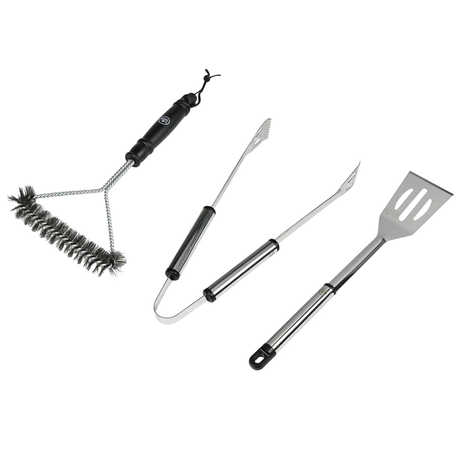 Grillbesteck bestehend aus Reinigungsbürste, Grillzange und Grillwender in schräger Perspektive. Werkzeuge liegen nebeneinander auf weißem Hintergrund. Griffe aus Edelstahl mit schwarzen Elementen, die Bürste hat Borsten nach oben.