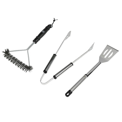 Grillbesteck bestehend aus Reinigungsbürste, Grillzange und Grillwender in schräger Perspektive. Werkzeuge liegen nebeneinander auf weißem Hintergrund. Griffe aus Edelstahl mit schwarzen Elementen, die Bürste hat Borsten nach oben.