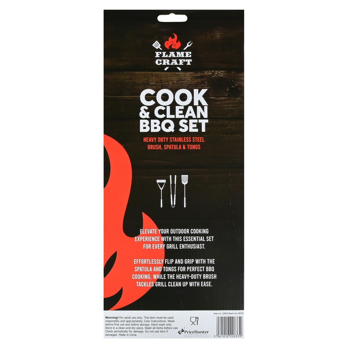 Rückseite der Verpackung des Grillbesteck-Sets „Cook & Clean BBQ Set“. Auf schwarzem Hintergrund stehen weiße Texte mit Produktbeschreibung. Links unten Sicherheitshinweise, rechts unten ein Barcode. Oben mittig drei Werkzeugsymbole.