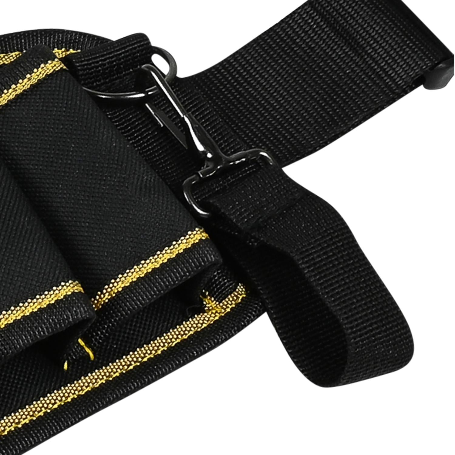 Nahaufnahme eines schwarzen Werkzeuggürtels mit gelben Nähten und mehreren Taschen. Sichtbar sind verschiedene Schlaufen und eine kleine Metallöse an der Seite.