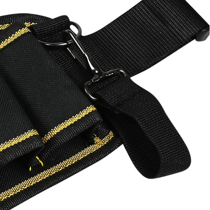 Nahaufnahme eines schwarzen Werkzeuggürtels mit gelben Nähten und mehreren Taschen. Sichtbar sind verschiedene Schlaufen und eine kleine Metallöse an der Seite.