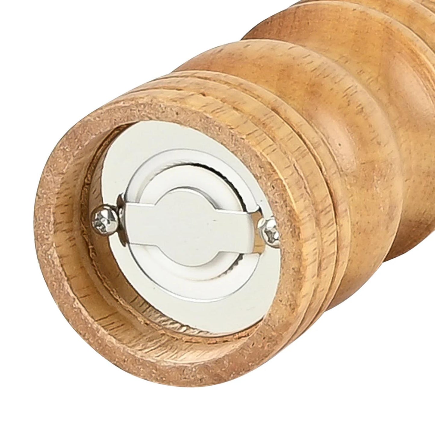 Detailansicht der Unterseite einer Holz-Gewürzmühle mit sichtbarem Mahlwerk aus hellem Kunststoff und zwei kleinen Metallschrauben, vor weißem Hintergrund.