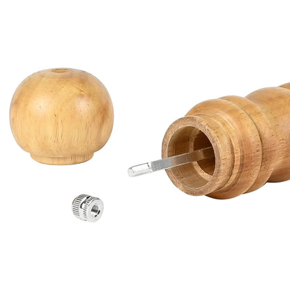 Zerlegte Holz-Gewürzmühle mit abgenommenem Kugelkopf, sichtbarer Metallachse und separatem silberfarbenem Schraubknopf, alle Teile vor weißem Hintergrund angeordnet.
