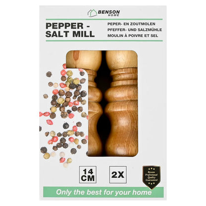 Vorderseite einer Produktverpackung mit Sichtfenster für zwei Holz-Gewürzmühlen, Aufdruck „Pepper–Salt Mill“, Abbildungen von Pfefferkörnern sowie Angaben „14 cm“ und „2x“, vor hellem Hintergrund.