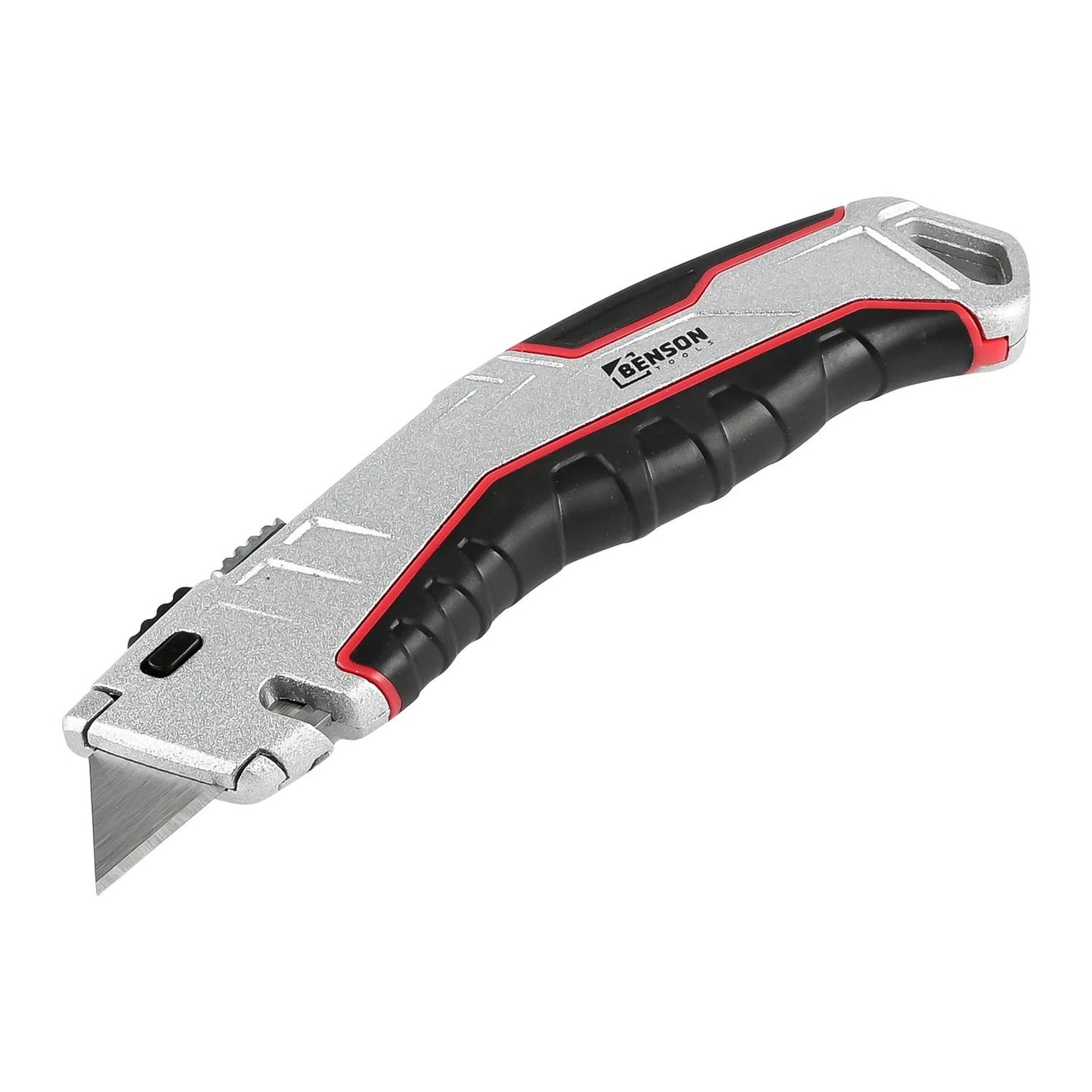 Silbernes Cuttermesser mit schwarzem und rotem Griff, leicht gebogenem Gehäuse und ausgefahrener Klinge, auf weißem Hintergrund.