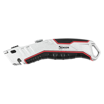 Seitenansicht des silber-schwarzen Cuttermessers mit geschlossenem Klingenschieber und Griffstruktur, Logo „Benson Tools“ sichtbar.