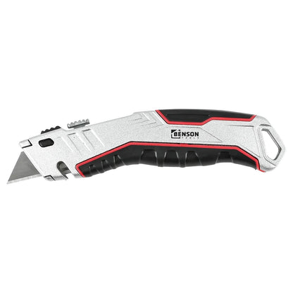 Cuttermesser in seitlicher Ansicht mit teilweise ausgefahrener Klinge, schwarzem gummierten Griffbereich und silbernem Gehäuse.