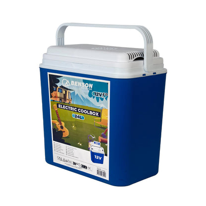 Blaue elektrische Kühlbox mit weißem Deckel und Tragegriff, auf der Vorderseite mit Produktetikett „Benson Outdoor Electric Coolbox 24 L – 12 V“ und bebildertem Campingmotiv.
