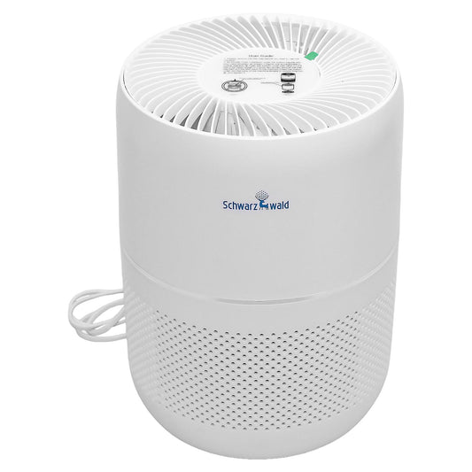 Weißer, zylindrischer Luftreiniger mit Lüftungsgitter an der Oberseite, gelochter Frontfläche und sichtbarem Netzkabel, Markenlogo „Schwarzwald“ mittig auf der Vorderseite, vor weißem Hintergrund.