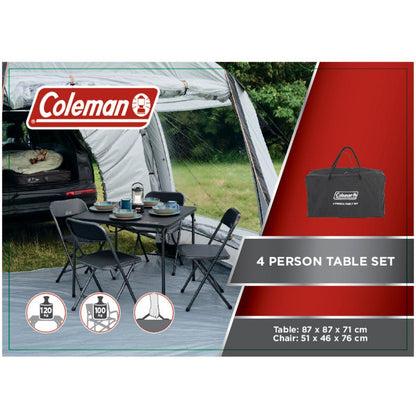 Anwendungsszene eines schwarzen Campingtisch-Sets mit vier Stühlen vor einem Zelt neben einem Fahrzeug, mit Geschirr auf dem Tisch sowie Einblendung „4 Person Table Set“ und Maßangaben 87 x 87 x 71 cm, freigestellt in grafischem Layout.