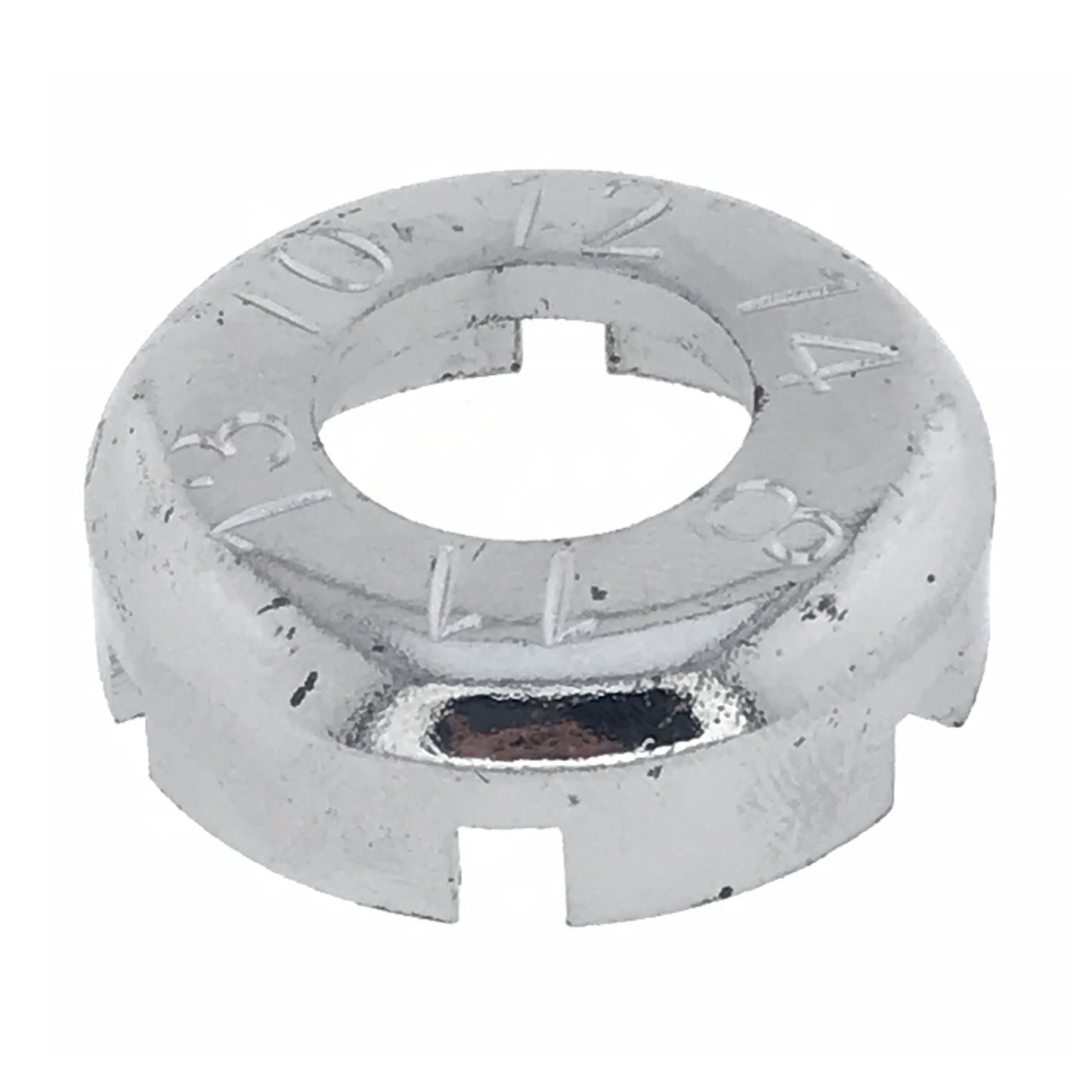 Rundes, silberfarbenes Metallwerkzeug mit zentraler Öffnung, mehreren rechteckigen Aussparungen am Rand und eingravierten Zahlen auf der Oberseite, auf weißem Hintergrund.