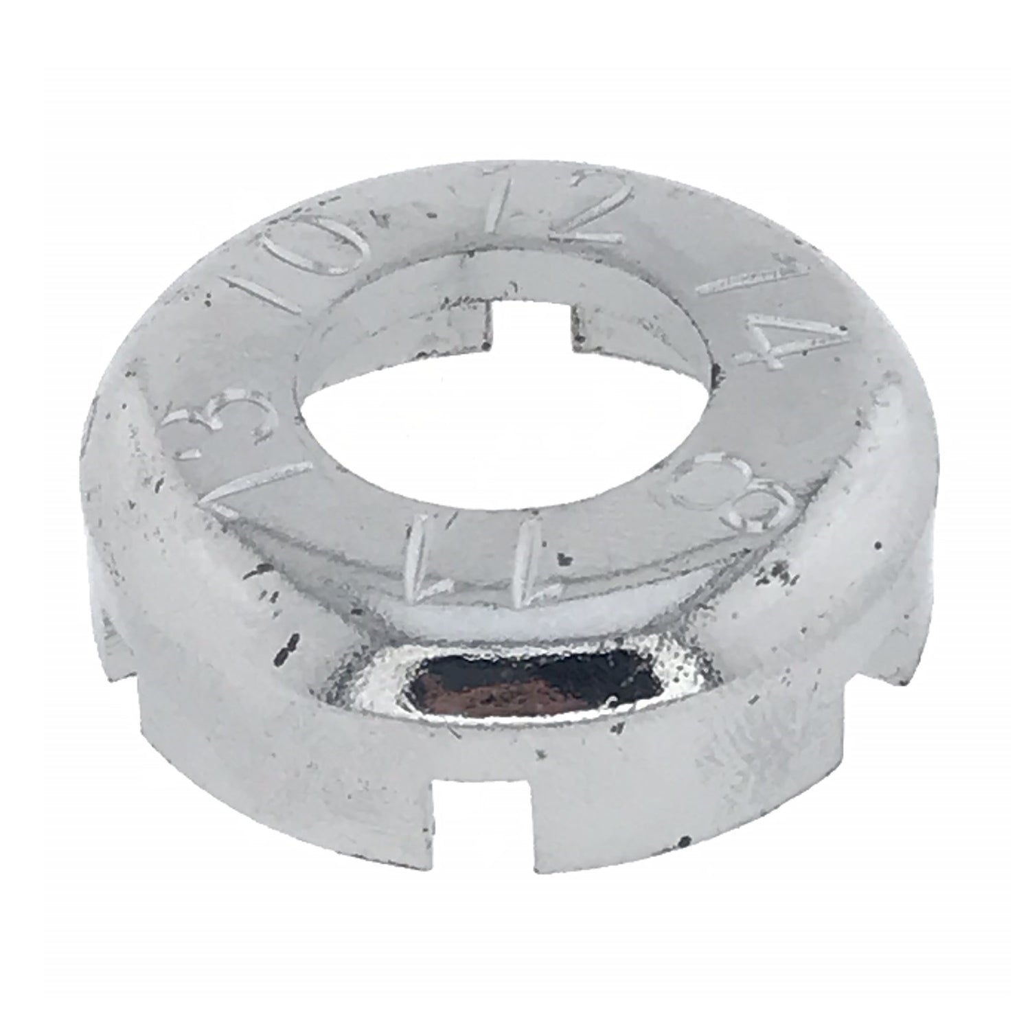 Rundes, silberfarbenes Metallwerkzeug mit zentraler Öffnung, mehreren rechteckigen Aussparungen am Rand und eingravierten Zahlen auf der Oberseite, auf weißem Hintergrund.