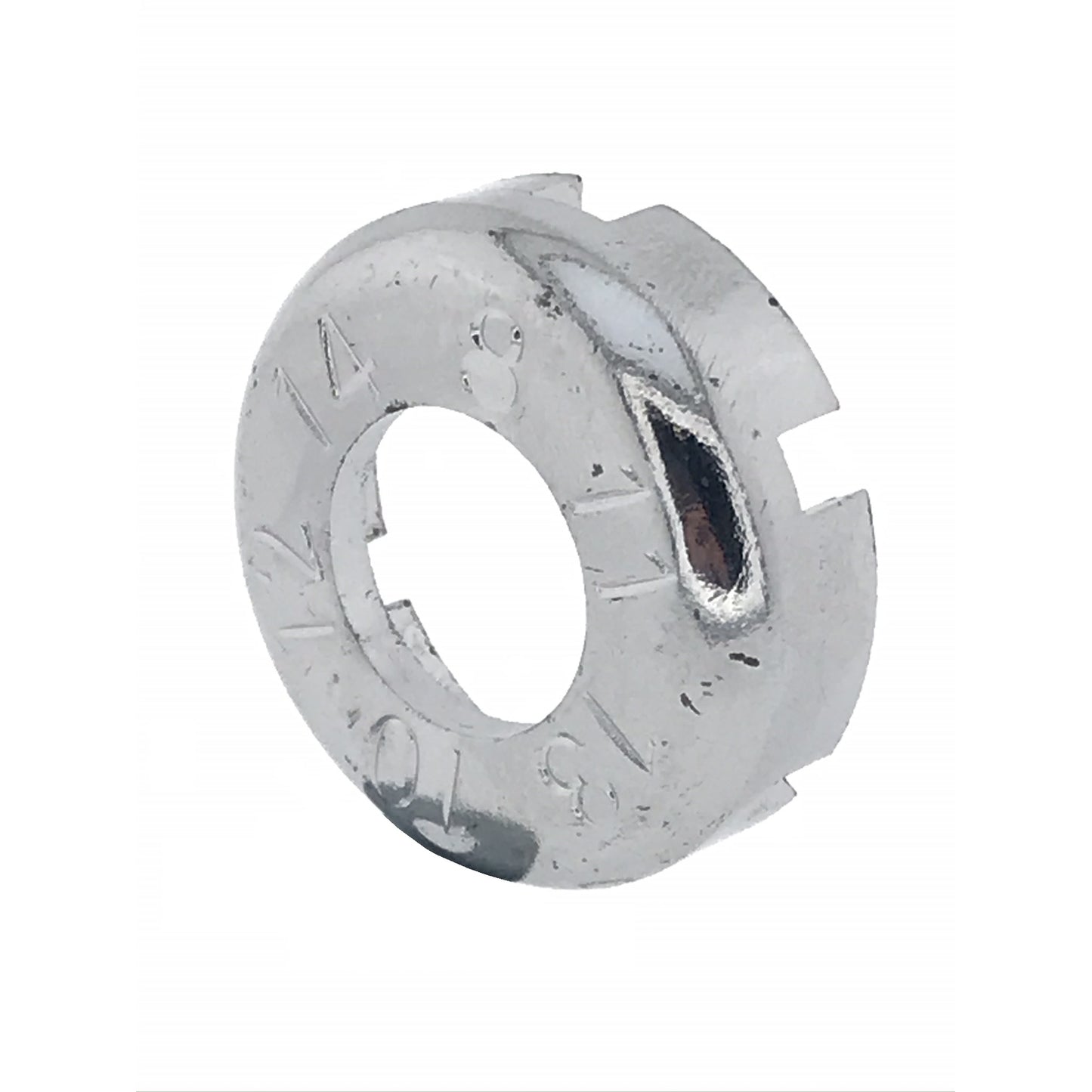Silberfarbenes, ringförmiges Metallteil mit zentralem Loch, seitlichen Kerben und eingravierten Zahlen, schräg von der Seite auf weißem Hintergrund fotografiert.