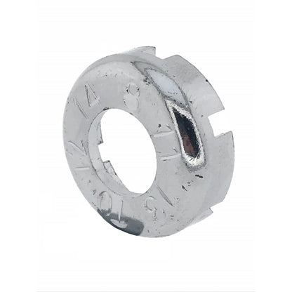 Silberfarbenes, ringförmiges Metallteil mit zentralem Loch, seitlichen Kerben und eingravierten Zahlen, schräg von der Seite auf weißem Hintergrund fotografiert.