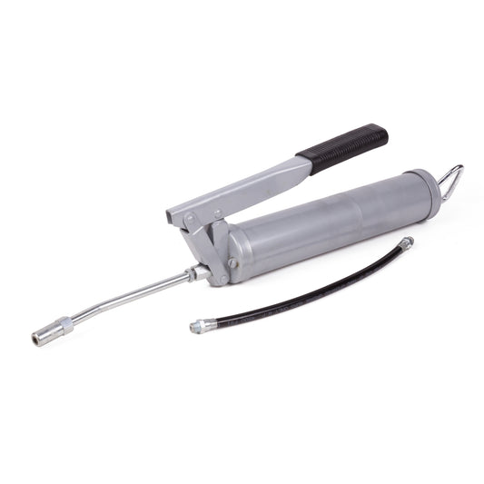 Handhebel-Fettpresse in liegender Position, silberfarbener Zylinder mit schwarzem Griff, vorne angeschlossene feste Metallleitung, daneben ein separater schwarzer flexibler Schlauch.